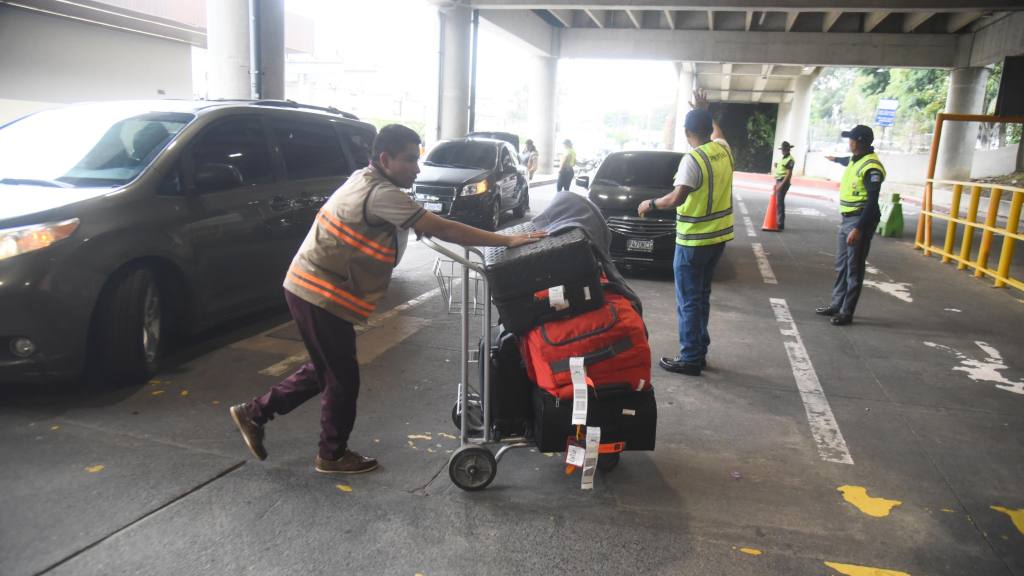 Alta afluencia de pasajeros en el Aeropuerto Internacional La Aurora, diciembre 2025 | Omar Solís/EU