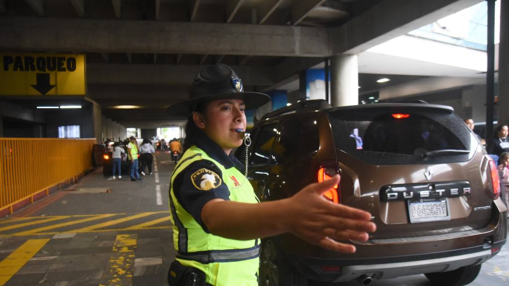 Alta afluencia de pasajeros en el Aeropuerto Internacional La Aurora, diciembre 2025 | Omar Solís/EU
