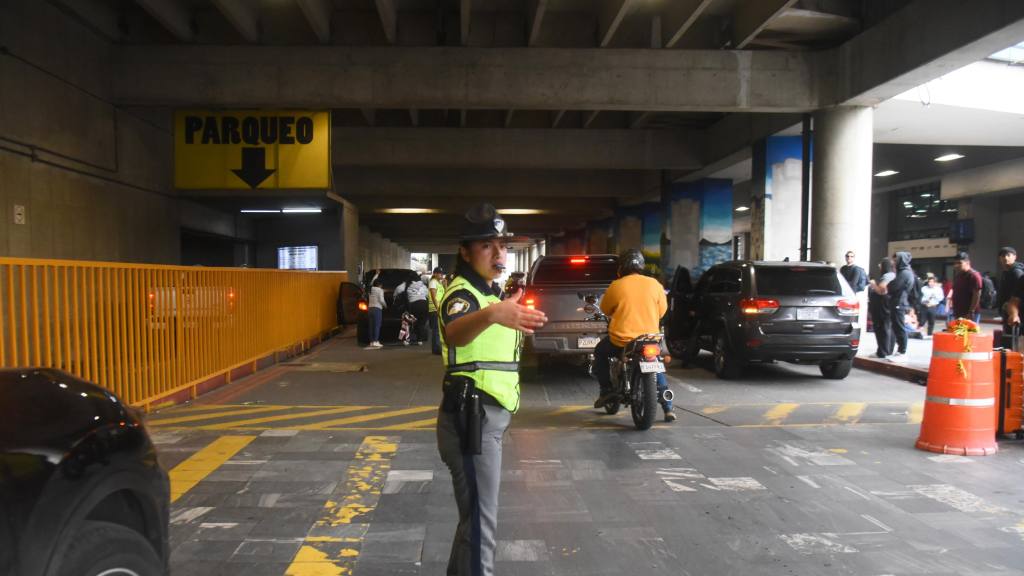 Alta afluencia de pasajeros en el Aeropuerto Internacional La Aurora, diciembre 2025 | Omar Solís/EU