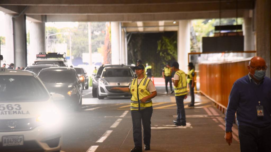 Alta afluencia de pasajeros en el Aeropuerto Internacional La Aurora, diciembre 2025 | Omar Solís/EU