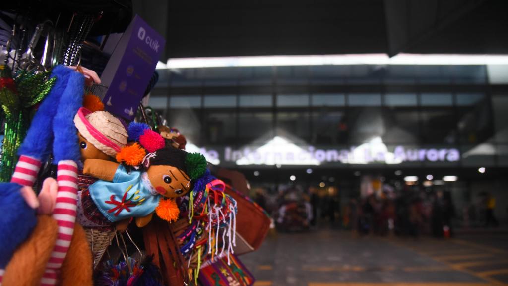 Alta afluencia de pasajeros en el Aeropuerto Internacional La Aurora, diciembre 2025 | Omar Solís/EU