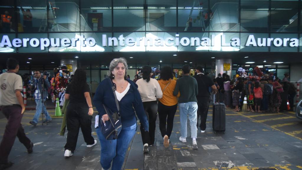 Alta afluencia de pasajeros en el Aeropuerto Internacional La Aurora, diciembre 2025 | Omar Solís/EU