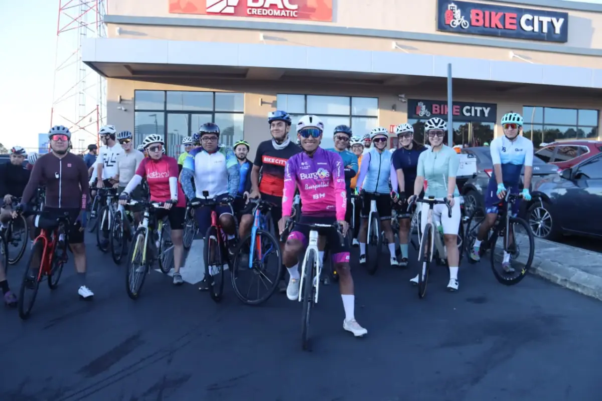Sergio Chumil, ciclista guatemalteco comparte con un grupo de ciclistas aficionados - Alex Meoño
