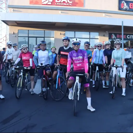 Sergio Chumil, ciclista guatemalteco comparte con un grupo de ciclistas aficionados - Alex Meoño