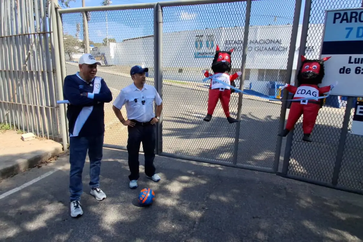 Diputados cuelgan piñatas de diablo en protesta por retrasos en el Doroteo Guamuch Flores - Alex Meoño