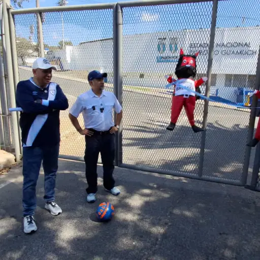 Diputados cuelgan piñatas de diablo en protesta por retrasos en el Doroteo Guamuch Flores - Alex Meoño