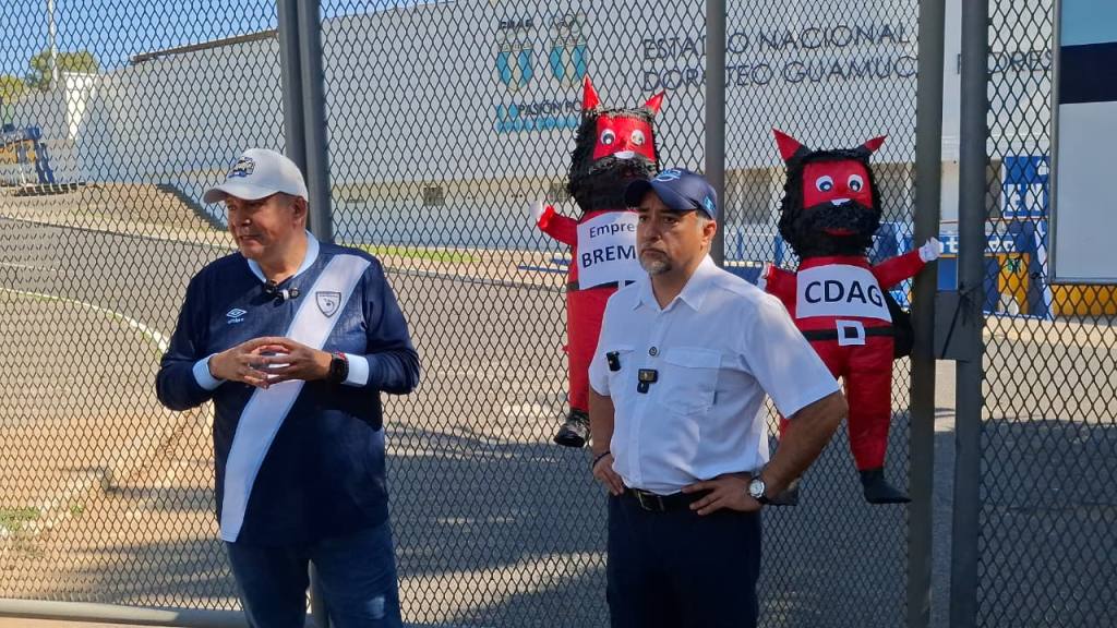 Diputados Orlando Blanco y Jairo Flores visitaron en Estadio Nacional | Alex Meoño