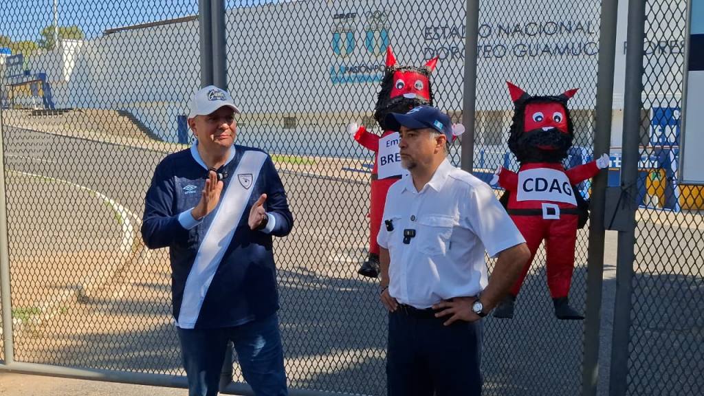 Diputados Orlando Blanco y Jairo Flores visitaron en Estadio Nacional | Alex Meoño