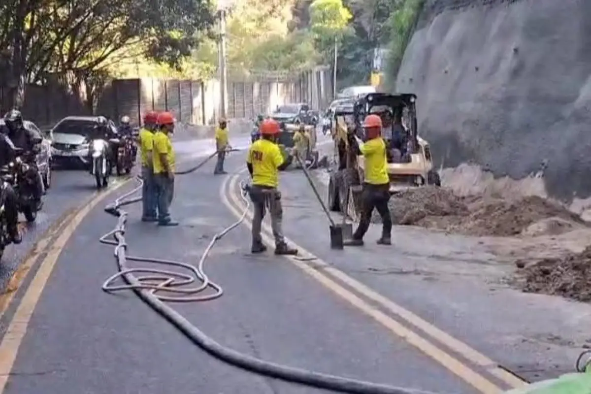 Trabajos en el área del derrumbe en el km. 11.5 de la ruta entre Boca del Monte y la capital., PMT de Villa Canales