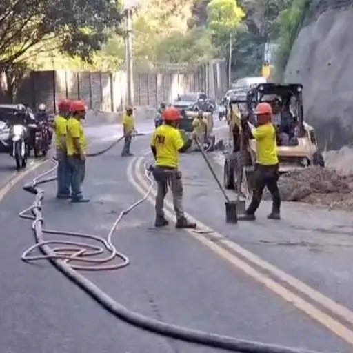 Trabajos en el área del derrumbe en el km. 11.5 de la ruta entre Boca del Monte y la capital. ,PMT de Villa Canales