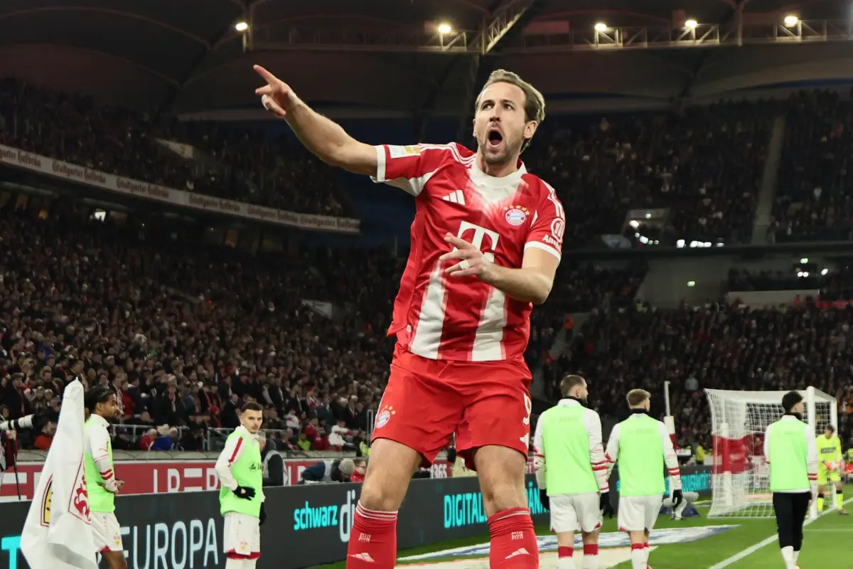 El jugador ingés Harry Kane, del Bayern Múnich, celebra el 0-2 durante el partido de la Bundesliga que han jugado VfB Stuttgart y FC Bayern Munich en Stuttgart, Alemania,  EFE/EPA/RONALD WITTEK

