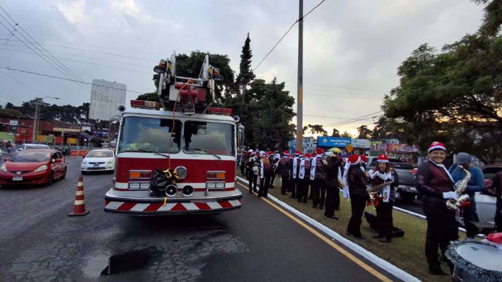 Desfile navideño de Bomberos Voluntarios, en el Periférico | Alex Meoño/EU