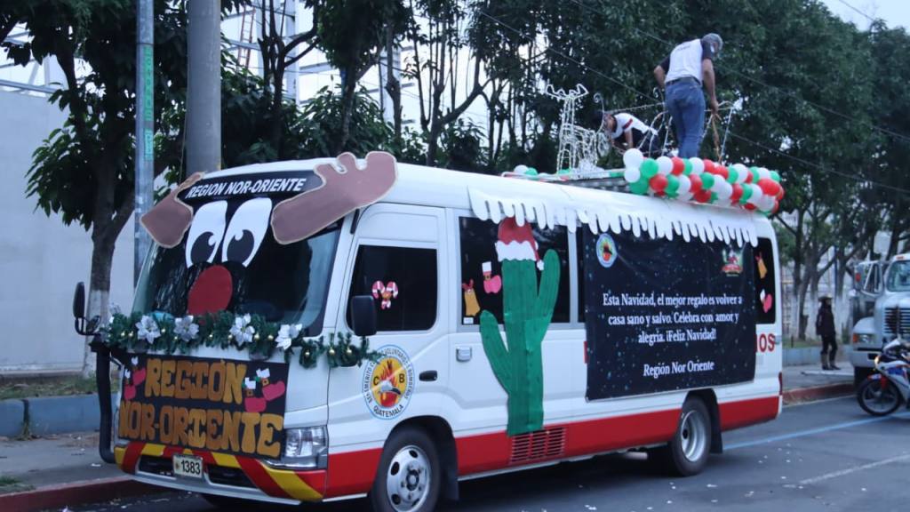 Desfile navideño de Bomberos Voluntarios, en el Periférico | Alex Meoño/EU