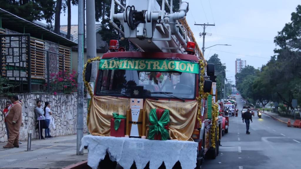 Desfile navideño de Bomberos Voluntarios, en el Periférico | Alex Meoño/EU