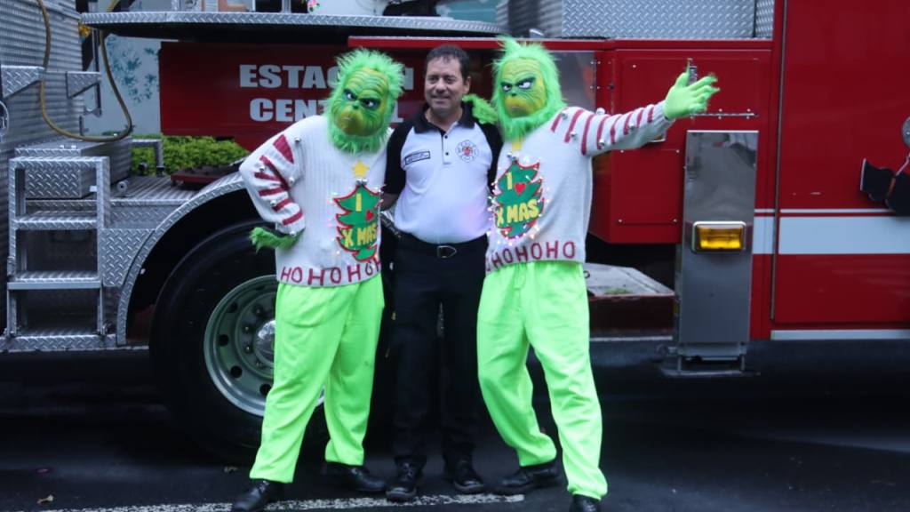 Desfile navideño de Bomberos Voluntarios, en el Periférico | Alex Meoño/EU