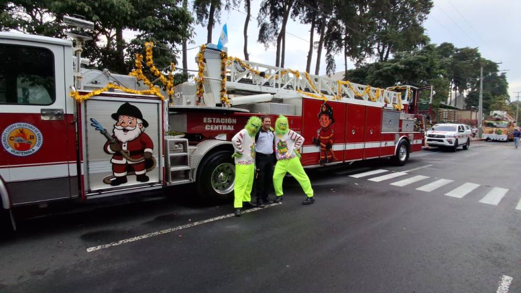Desfile navideño de Bomberos Voluntarios, en el Periférico | Alex Meoño/EU