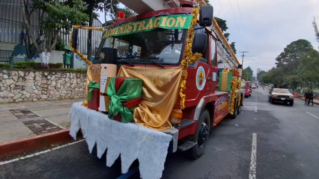 Desfile navideño de Bomberos Voluntarios, en el Periférico | Alex Meoño/EU