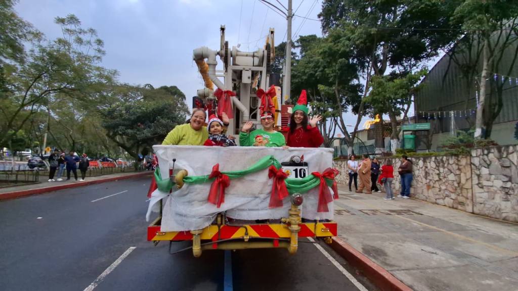 Desfile navideño de Bomberos Voluntarios, en el Periférico | Alex Meoño/EU