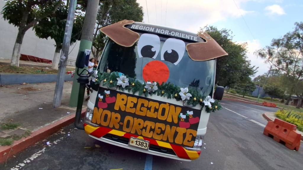 Desfile navideño de Bomberos Voluntarios, en el Periférico | Alex Meoño/EU