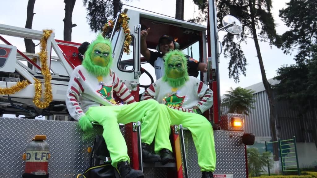 Desfile navideño de Bomberos Voluntarios, en el Periférico | Alex Meoño/EU
