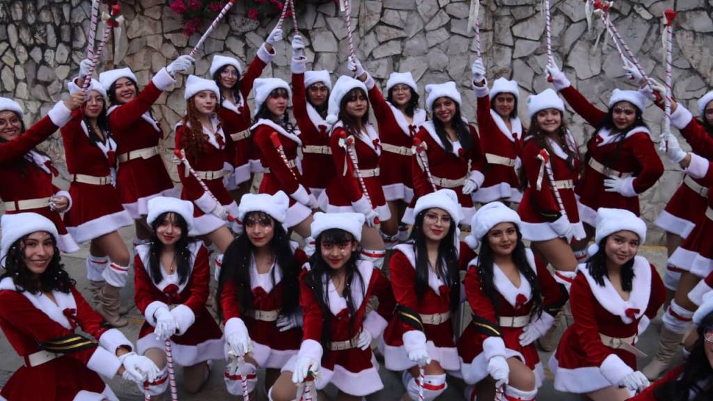 Desfile navideño de Bomberos Voluntarios, en el Periférico | Alex Meoño/EU