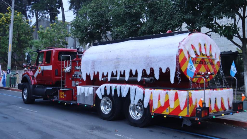 Desfile navideño de Bomberos Voluntarios, en el Periférico | Alex Meoño/EU