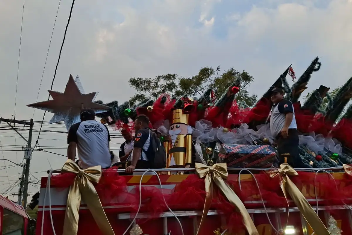 El desfile "Guardianes de la Navidad", organizado por los Bomberos Voluntarios, recorrió el Periférico el sábado 6 de diciembre de 2025., Alex Meoño/Emisoras Unidas