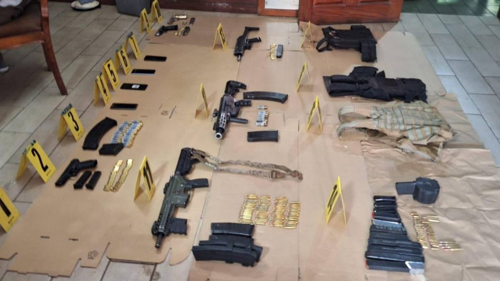 Decomisan fuerte arsenal durante allanamiento en Escuintla | PNC de Guatemala