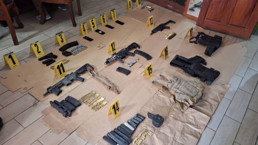 Decomisan fuerte arsenal durante allanamiento en Escuintla | PNC de Guatemala