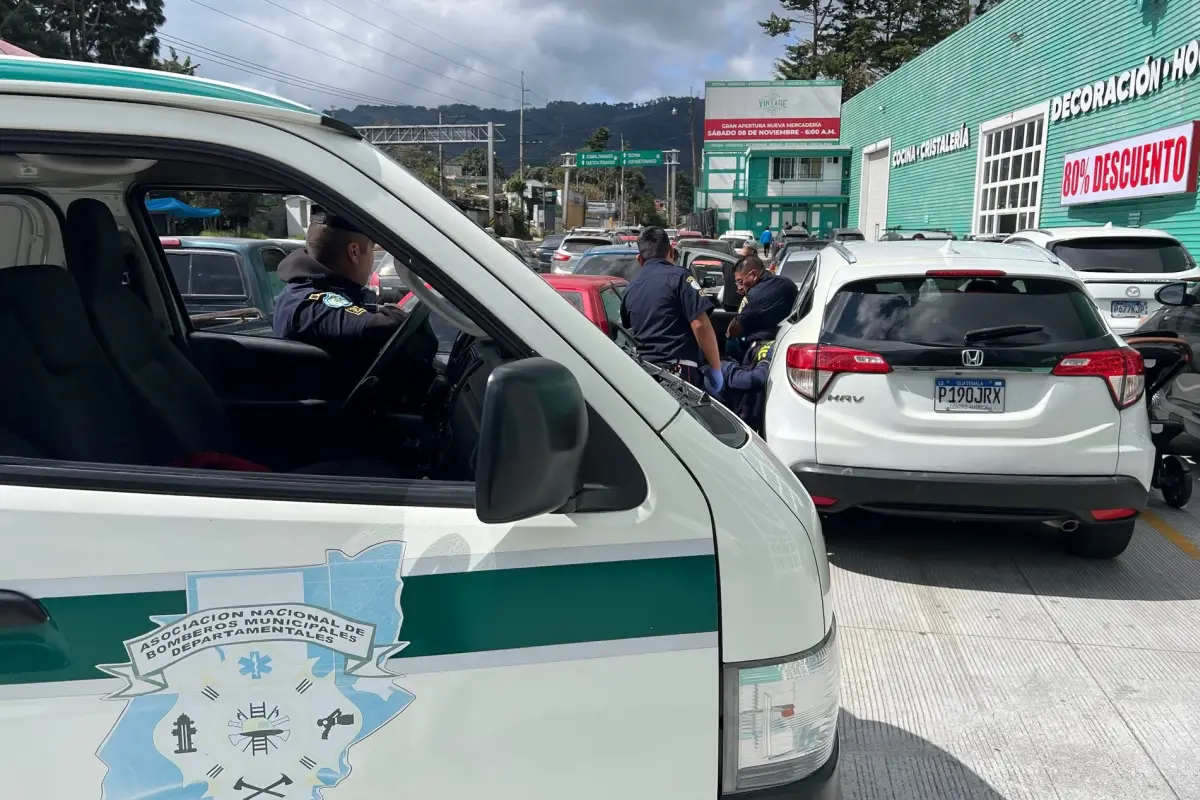 El carro donde estaban los niños permanecía en un parqueo., Bomberos Municipales Departamentales.