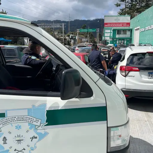 El carro donde estaban los niños permanecía en un parqueo. ,Bomberos Municipales Departamentales. 