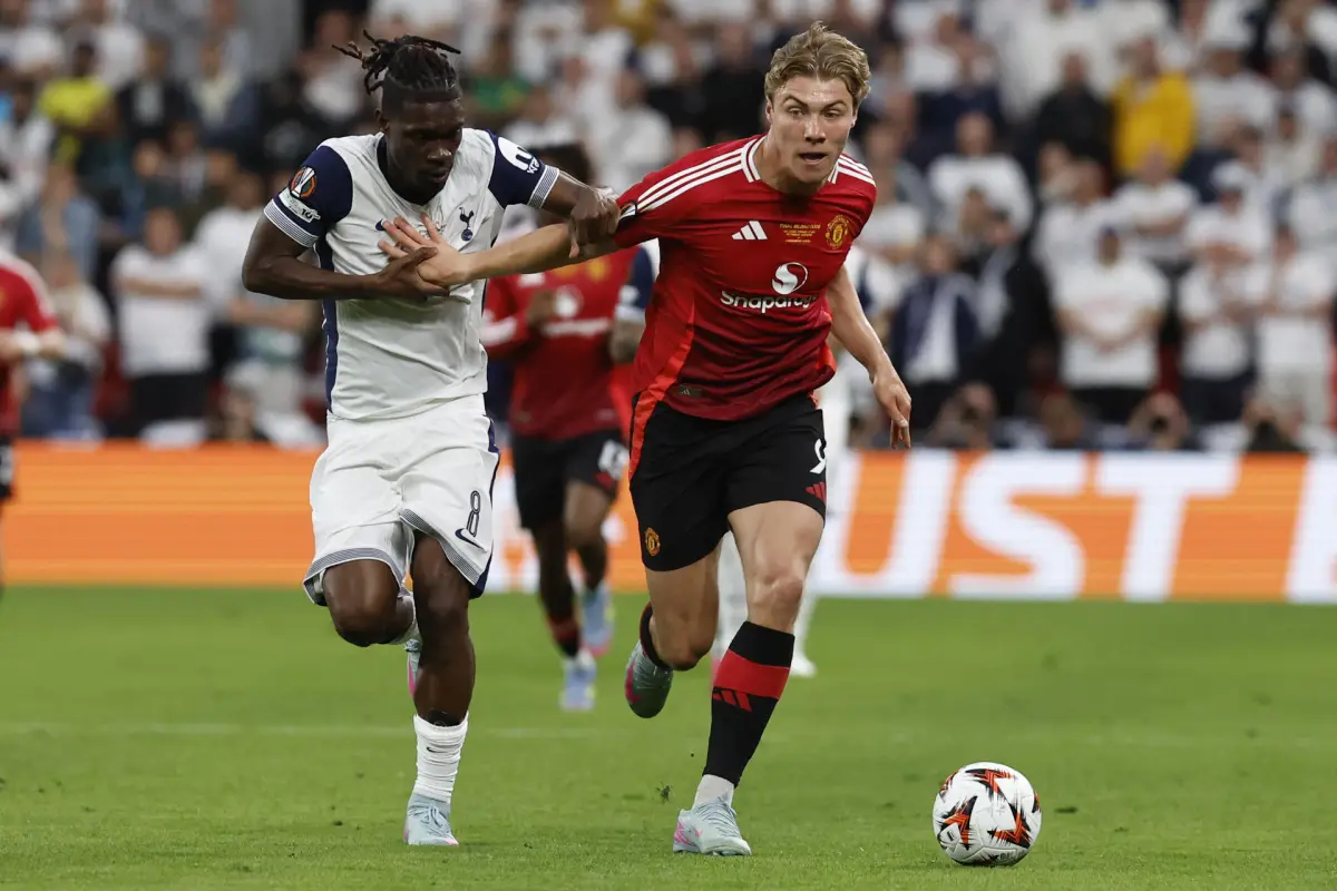 El delantero danés del Manchester United Rasmus Hojlund (d) pelea un balón con el centrocampista maliense del Tottenham Yves Bissouma en foto de archivo de Miguel Toñ,  EFE
