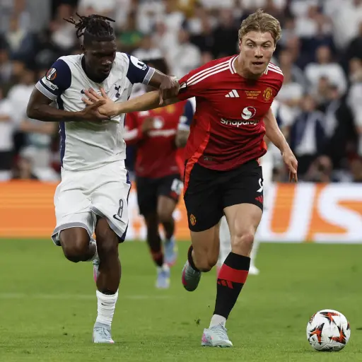 El delantero danés del Manchester United Rasmus Hojlund (d) pelea un balón con el centrocampista maliense del Tottenham Yves Bissouma en foto de archivo de Miguel Toñ , EFE