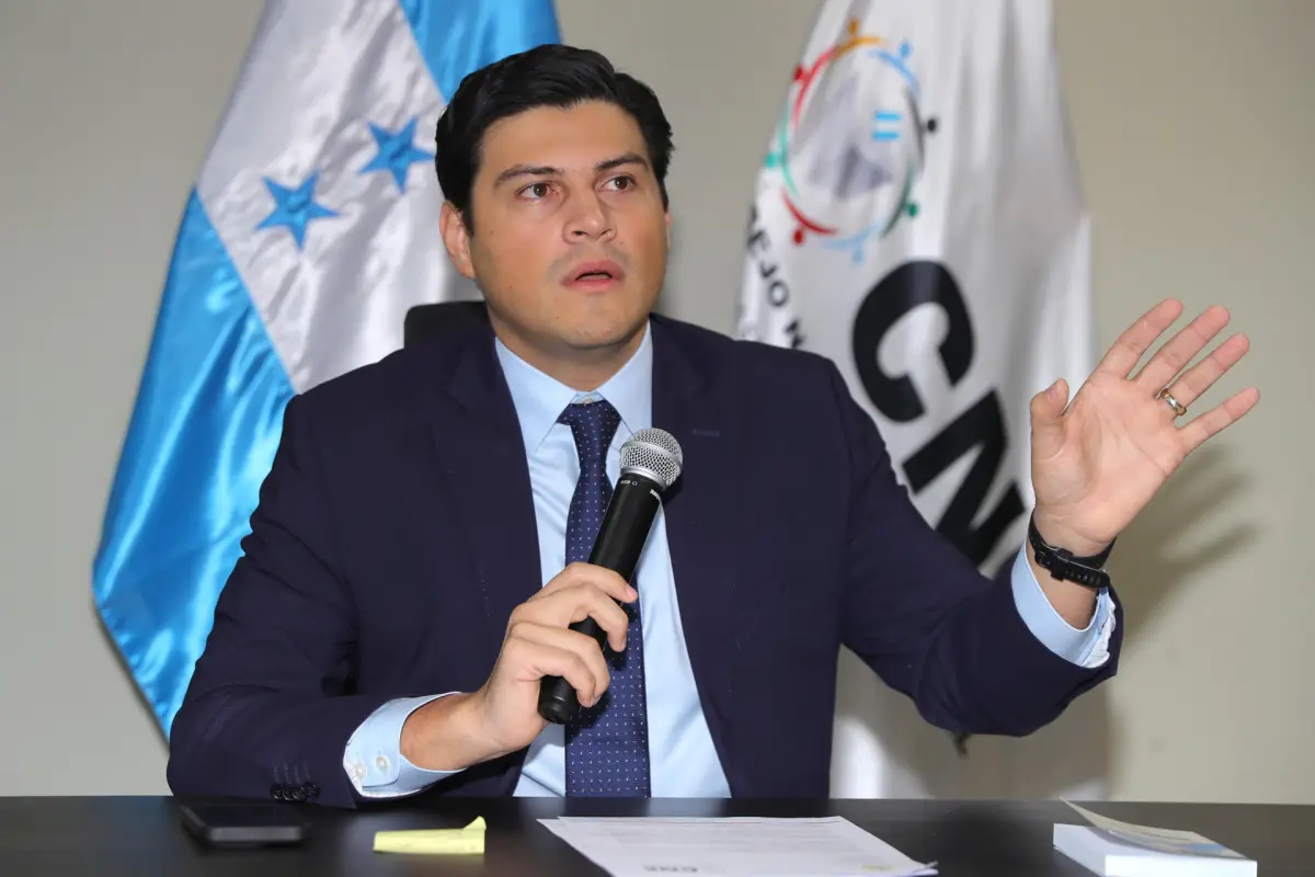 El consejero electoral Marlon Ochoa habla durante una rueda de prensa este domingo, en Tegucigalpa (Honduras), EFE/ Gustavo Amador
