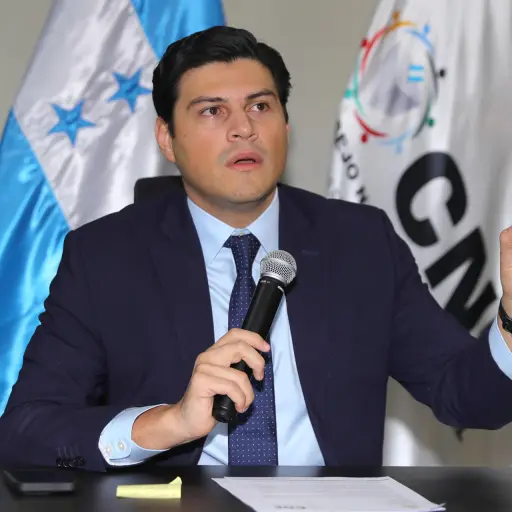 El consejero electoral Marlon Ochoa habla durante una rueda de prensa este domingo, en Tegucigalpa (Honduras) , EFE/ Gustavo Amador