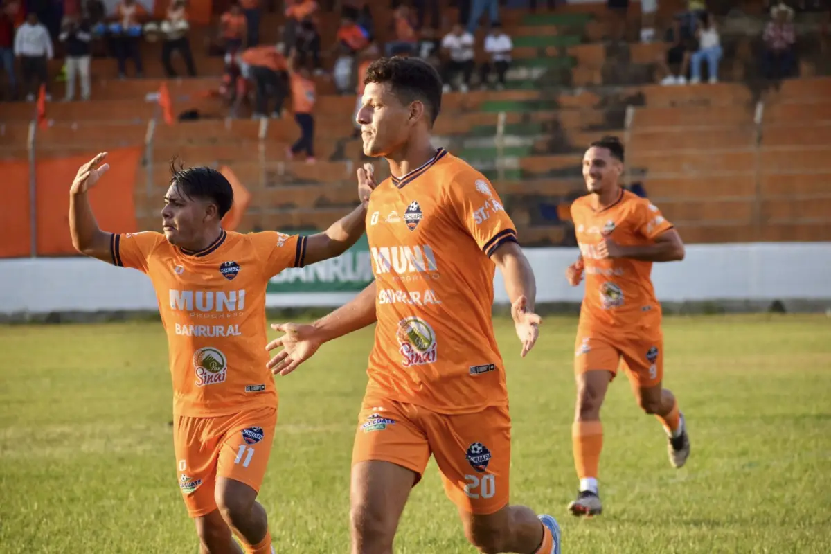 Celebración de Erick Sánchez, delantero del Deportivo Achuapa - Deportivo Achuapa