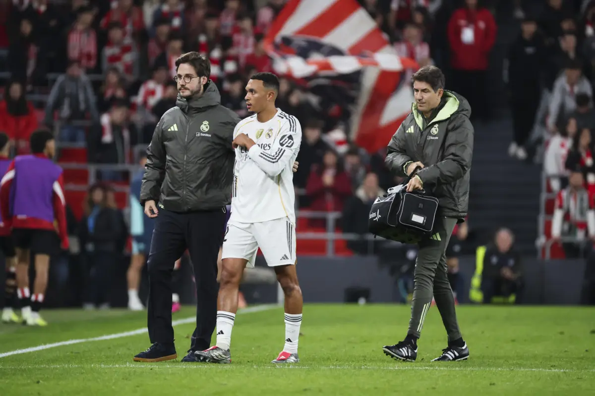 El defensa británico del Real Madrid Trent Alexander-Arnold se retira lesionado durante el partido de la jornada 19 de LaLiga EA Sports entre el Athletic Club y el Real Madrid en el estadio de San Mamés, en Bilbao,  EFE/Luis Tejido
