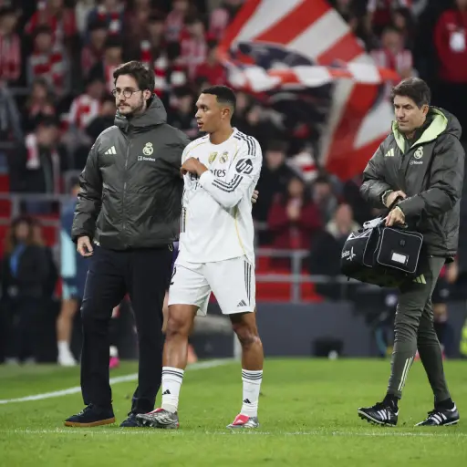 El defensa británico del Real Madrid Trent Alexander-Arnold se retira lesionado durante el partido de la jornada 19 de LaLiga EA Sports entre el Athletic Club y el Real Madrid en el estadio de San Mamés, en Bilbao , EFE/Luis Tejido
