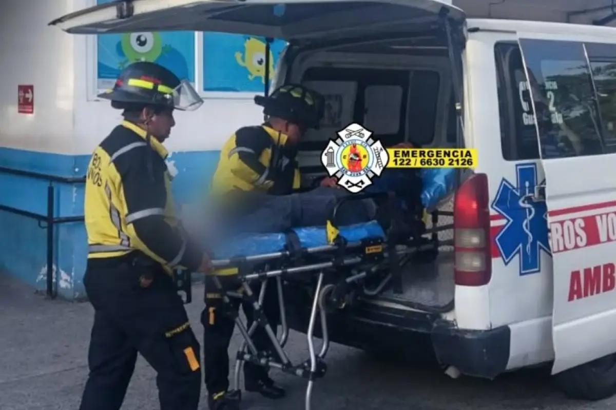 El motorista herido tras un accidente en San Juan Sacatepéquez fue trasladado al hospital Roosevelt., Bomberos Voluntarios