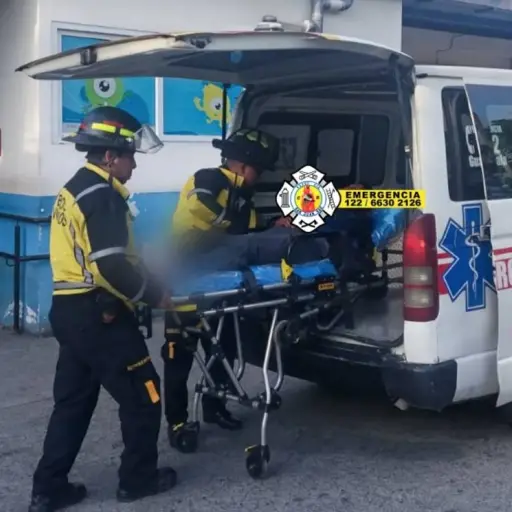 El motorista herido tras un accidente en San Juan Sacatepéquez fue trasladado al hospital Roosevelt. ,Bomberos Voluntarios