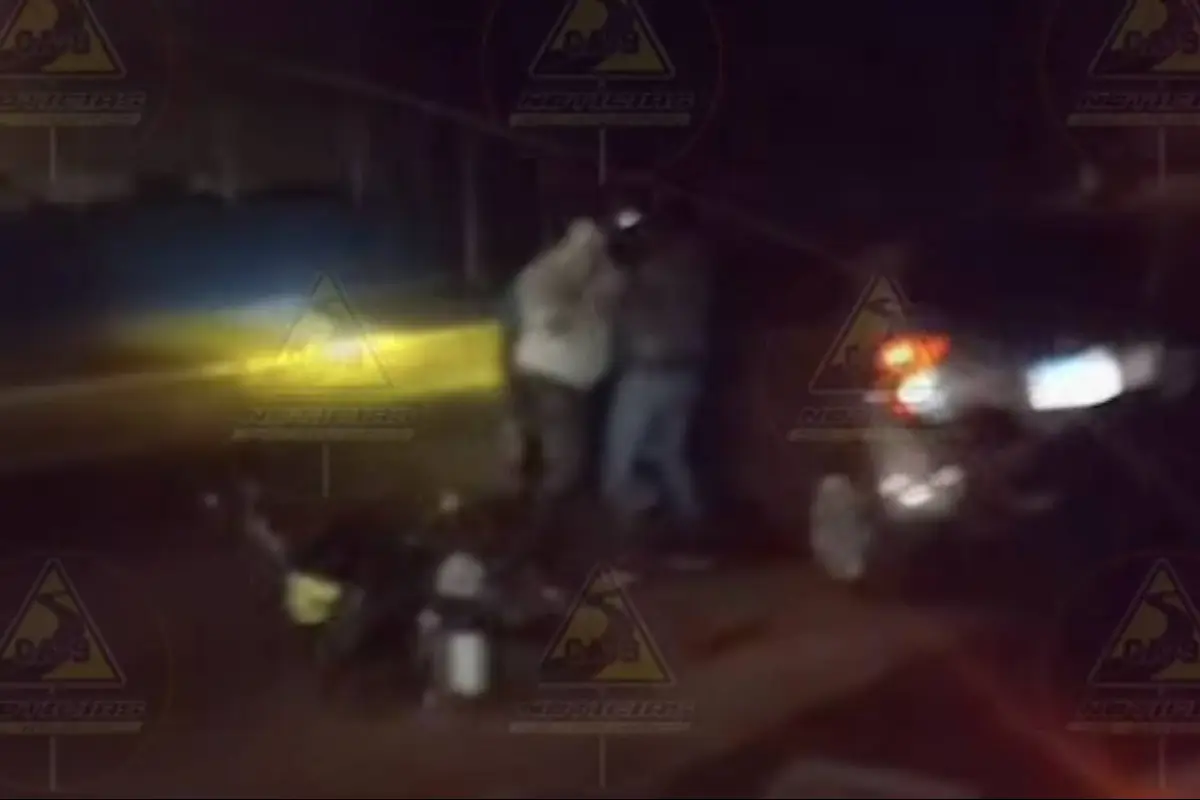 Tránsito detenido por pelea entre dos conductores en zona 5., Captura de pantalla video Facebook.