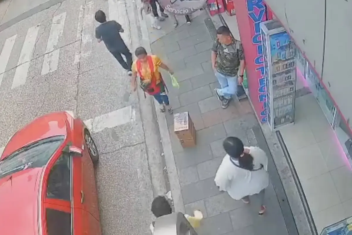 Madre muere por bala perdida durante persecución policial en Guayaquil., Capturan de pantalla video de X.