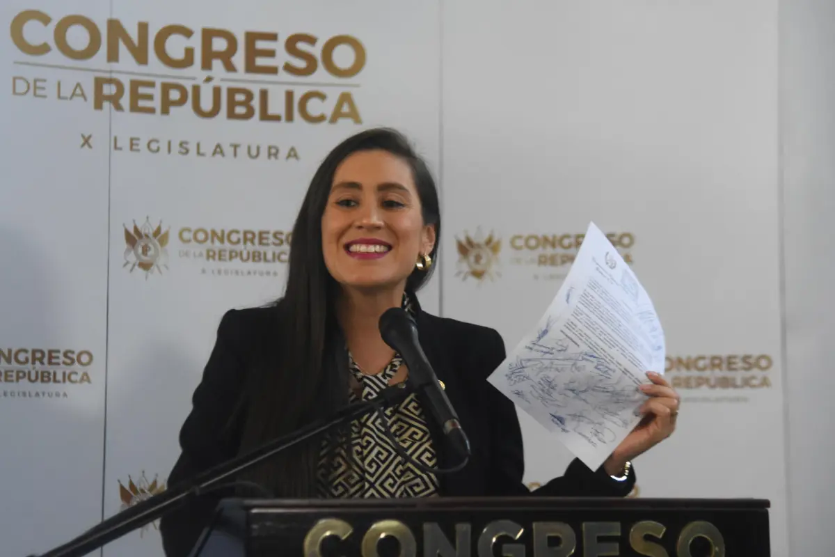 Diputada Karina Paz en conferencia de prensa en el Congreso - Omar Solís