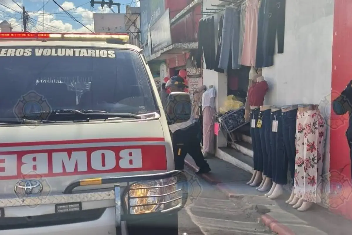 La mujer, que dejó a tres niños en orfandad, murió tras un ataque armado ocurrido dentro de una venta de ropa en Chimaltenango., Bomberos Voluntarios