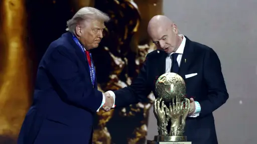 Solicitan investigar a la FIFA tras premiación de Infantino a Donald Trump