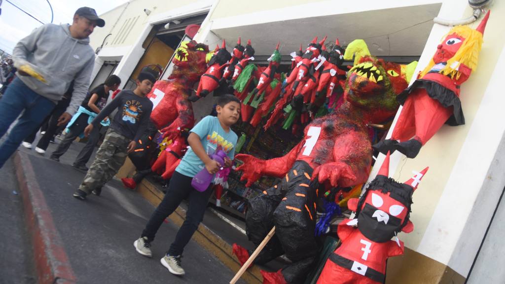Ventas de piñatas para la quema del diablo en Ciudad de Guatemala | Omar Solís/EU