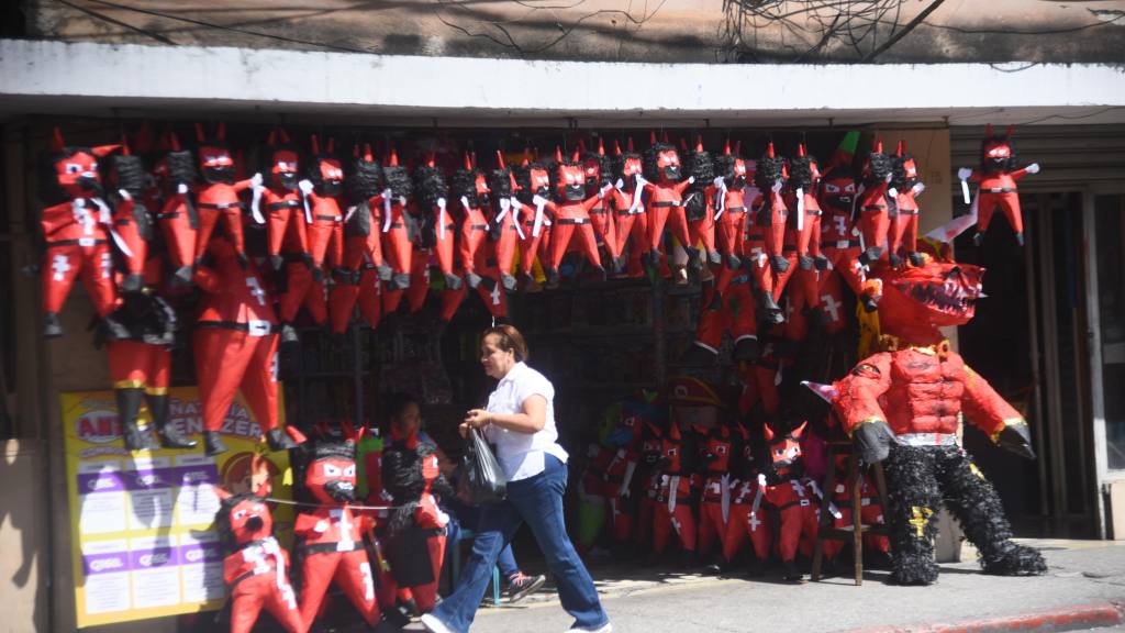 Ventas de piñatas para la quema del diablo en Ciudad de Guatemala | Omar Solís/EU