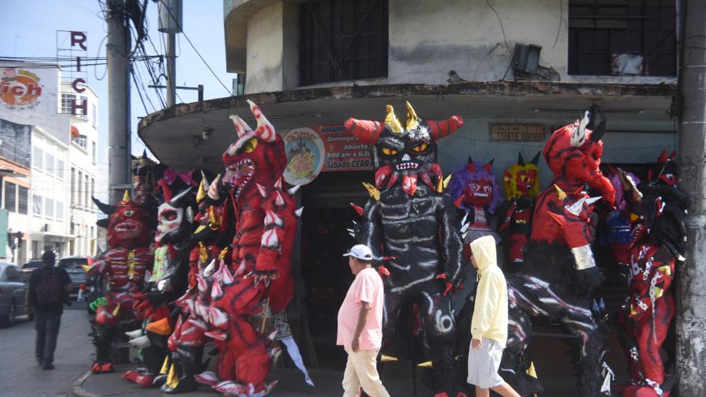 Ventas de piñatas para la quema del diablo en Ciudad de Guatemala | Omar Solís/EU