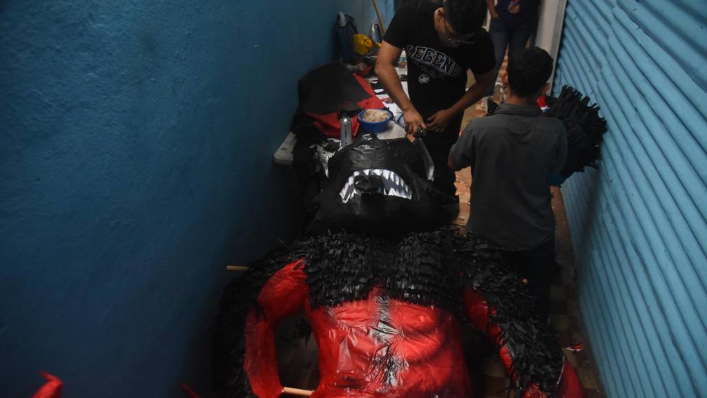 Ventas de piñatas para la quema del diablo en Ciudad de Guatemala | Omar Solís/EU