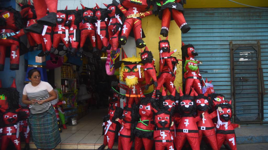 Ventas de piñatas para la quema del diablo en Ciudad de Guatemala | Omar Solís/EU
